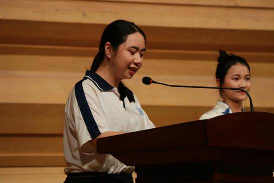 获奖员工代表欧嘉雯发言