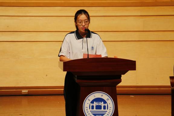 员工代表乔婷发言