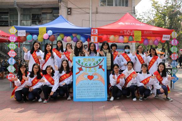 青年志愿服务部成员与志愿者们合照