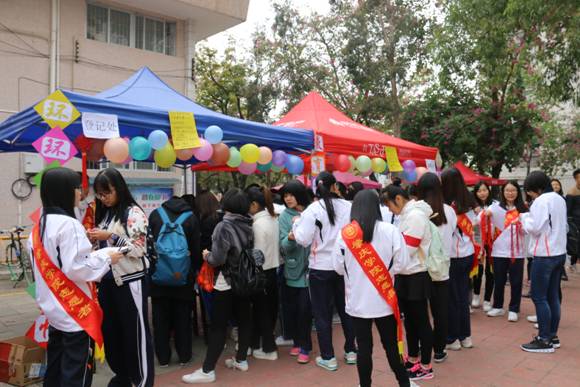 公司在校道摆摊进行编织中国结活动