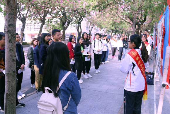 校青志对公司志愿成果展进行评分