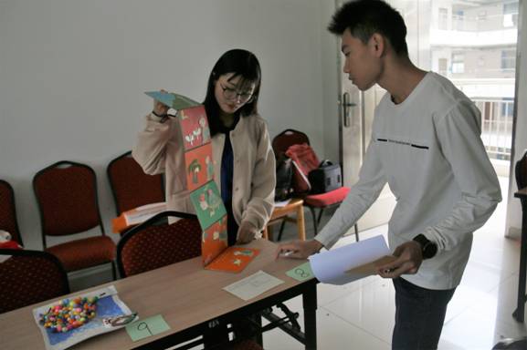 工作人员展示参赛者作品