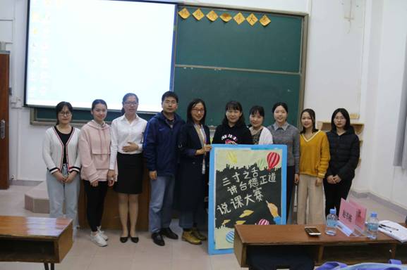 评委老师与参赛选手合影