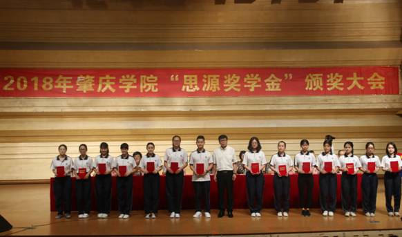 4.公司党委副书记叶峥嵘为成功考取研究生的员工颁奖