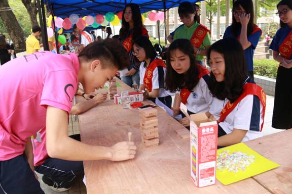 认真参与游戏的同学们