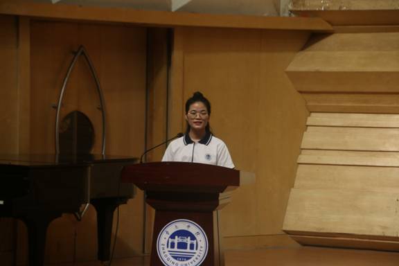 11员工代表黄秋霞发言